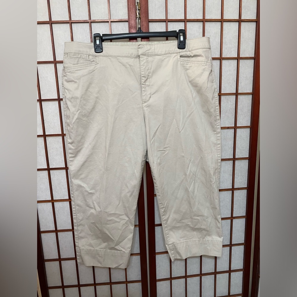 (S61) 18 Bandolino Maureen Cropped Khaki Slacks LIKE NEW